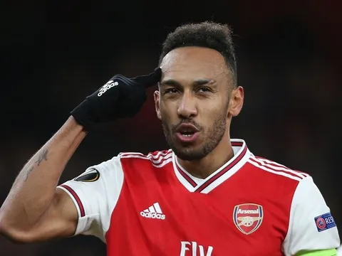 Lacazette nói với tân binh 1 câu, Aubameyang bảo hãy bình tĩnh lại