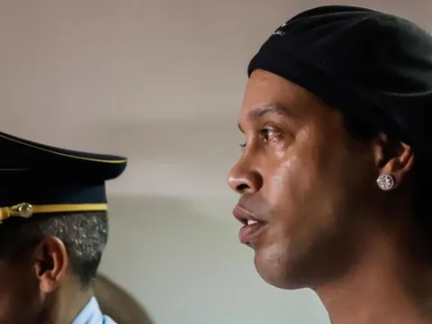 Lâm cảnh tù tội, Ronaldinho làm gì để "giết thời gian"?