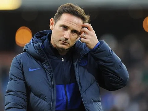 Lampard dẫn vợ và con ra đường giữa mùa dịch, hỏi thăm cảnh sát