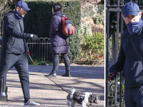 Lampard thoải mái dẫn chó đi dạo giữa đại dịch COVID-19 tại Anh