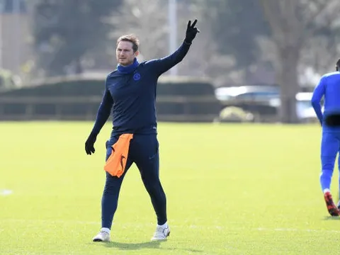 Lampard vã mồ hôi rèn giũa từng động tác cho học trò