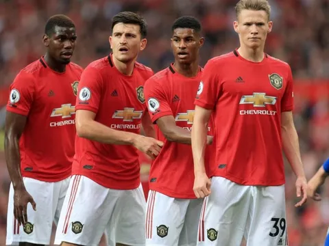 Lần đầu tiên fan Man Utd nói không với mua sắm