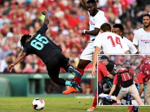 Van Dijk tức giận: "Hành động xấu chơi đó nói lên con người cậu ta"