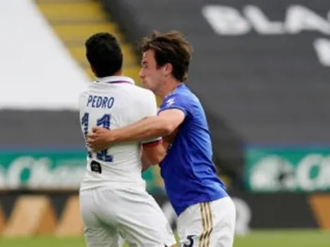 Thua đau, fan Leicester đòi bán luôn trụ cột lả lơi với Chelsea