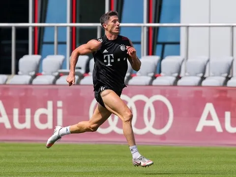Lewandowski khoe cơ bắp cuồn cuộn chẳng kém Ronaldo trên sân tập