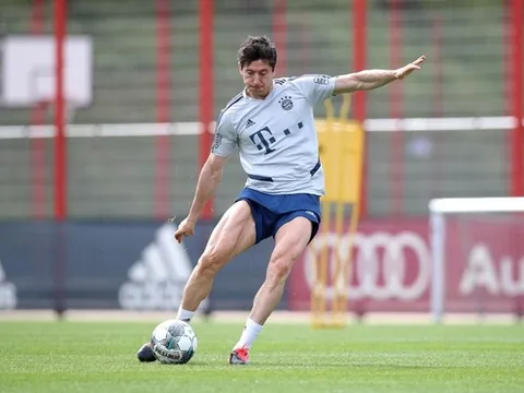 Lewandowski trở lại sau chấn thương, khoe đôi chân cơ bắp lực lưỡng
