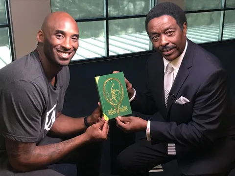 "Liếm mặt vợ" để lây COVID-19, cựu sao bóng bầu dục xộ khám?