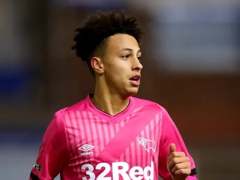 Hâm nóng derby, Man Utd - Liverpool giành nhau 'báu vật' Championship