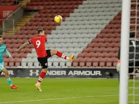 Liverpool bại trận, cờ đến tay đại kình địch