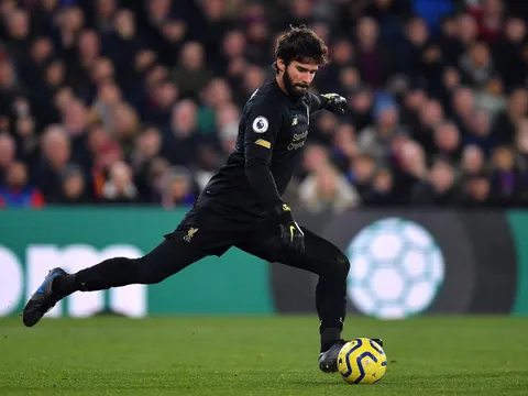 Liverpool để thua, Alisson mắc lỗi: Khi triển khai bóng từ sân nhà đang trở thành 'thảm hoạ'
