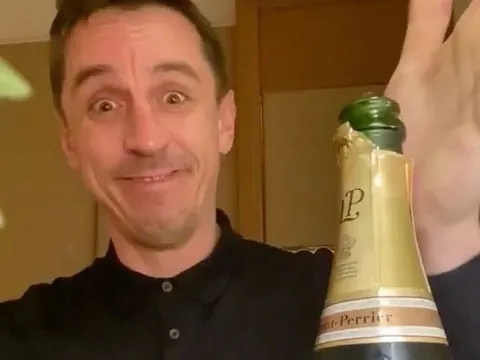 Liverpool thảm bại, Neville tí tởn bật sâm banh ăn mừng