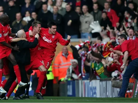 Liverpool thắng Man United sau 85 năm và vết sẹo Vidic gây ra cho Peter Crouch