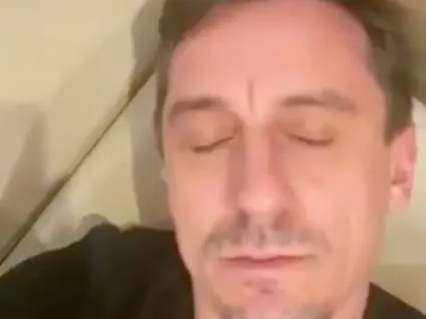 Liverpool thua sốc, Gary Neville lập tức chế nhạo