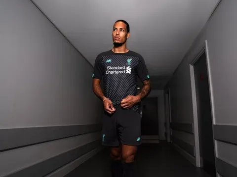 Liverpool tung mẫu áo đấu kỷ niệm 100 năm tri ân người cũ