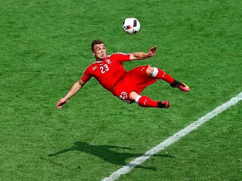 Bị loại khỏi C1, Liverpool lạnh lùng ra giá bán đứt 'nghệ sĩ bị xiềng xích'