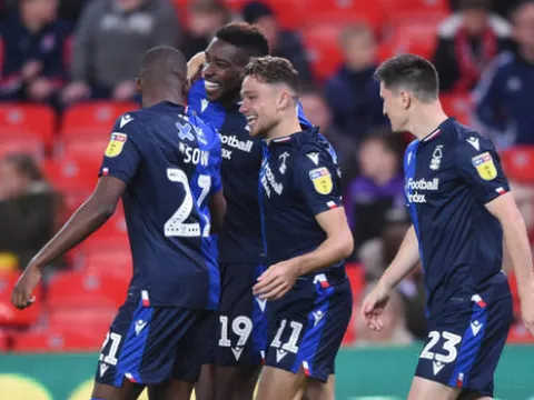 25 phút thăng hoa, bại tướng Arsenal vươn lên ngôi đầu Championship