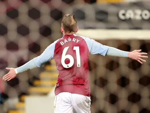 Louie Barry - sao mai 17 tuổi sút tung lưới Liverpool là ai?