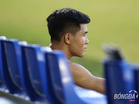 Đức Chinh trầm ngâm sau khi bị thay ra từ sớm