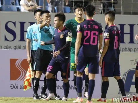 Trọng tài bị chủ lẫn khách chê thiếu bản lĩnh điều khiển trận đấu