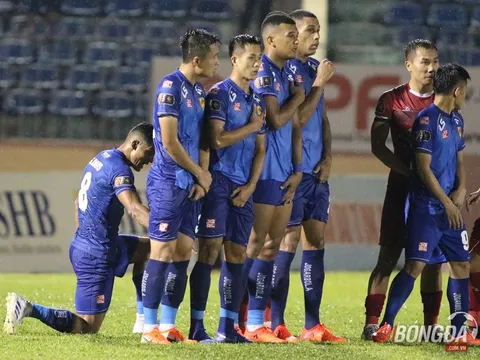 Cầu thủ Quảng Nam học Dani Alves để ngăn cản tình huống sút phạt của TP.HCM