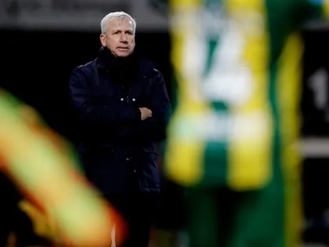 CHÍNH THỨC: Eredivisie kết thúc, cựu HLV Newcastle mất việc