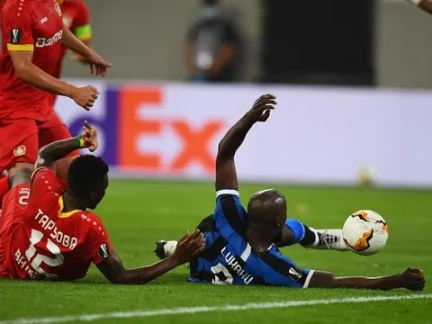 Lukaku cosplay Quang Hải, Inter vào bán kết Europa League