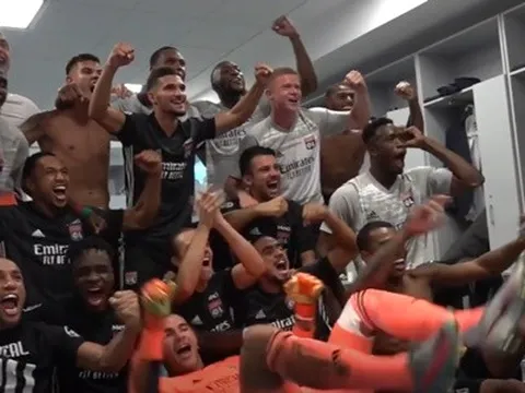 Lyon 'quẩy' tung phòng thay đồ sau khi loại Juventus