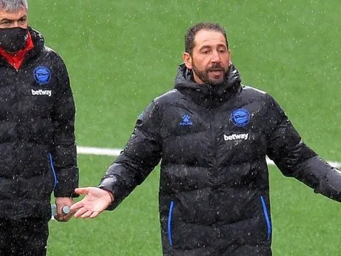 Cựu hậu vệ Barcelona trở lại trên cương vị huấn luyện viên trưởng