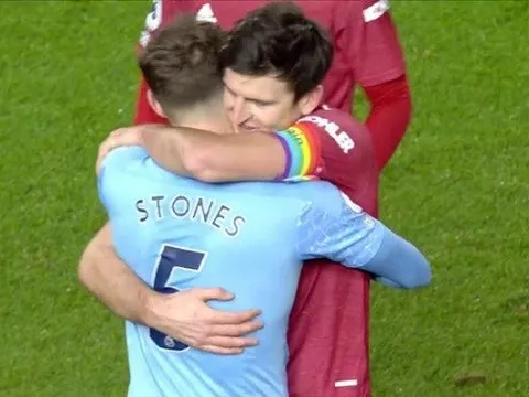 Harry Maguire một mình một kiểu khi đối đầu kình địch