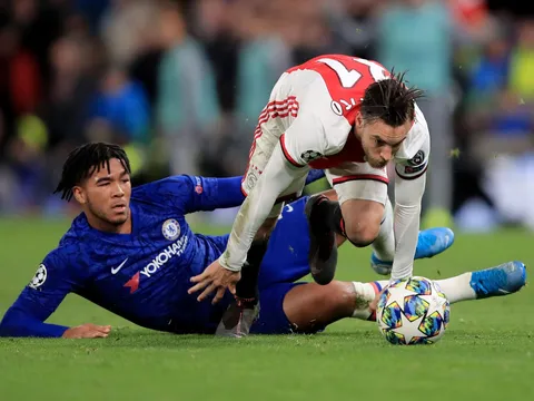 Man City nhập cuộc, tranh mua 'cơn lốc cánh trái' với Chelsea