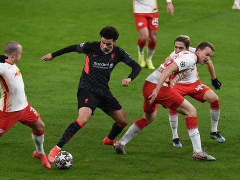 Màn trình diễn trái ngược của Upamecano và Kabak trong trận Leipzig 0-2 Liverpool