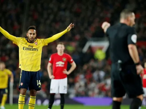 Man Utd & Arsenal diễn tấu hài tại "Nhà hát", trọng tài cũng hóa  trò hề