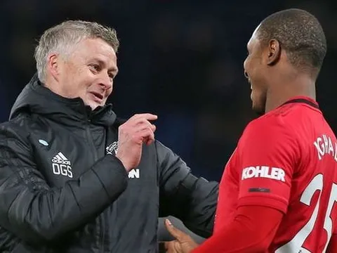 Odion Ighalo đã nhận... 'thẻ đỏ' đầu tiên ở Man Utd