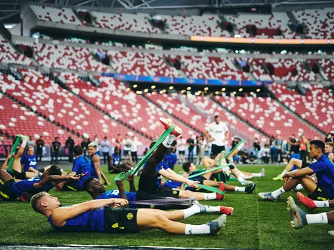 Man Utd căng sức tập luyện tại SVĐ đẹp như mơ