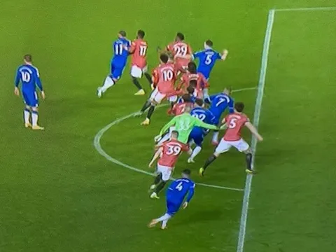 Man Utd đã để Everton 'sống sót' rời Old Trafford như thế nào?