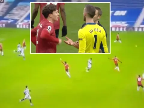 Cầu thủ Man United điên tiết với trọng tài chính