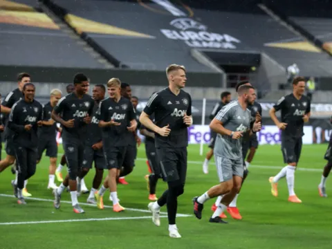 Man Utd ra sân tập luyện khi vừa tới Đức, Pogba lộ diện mạo mới