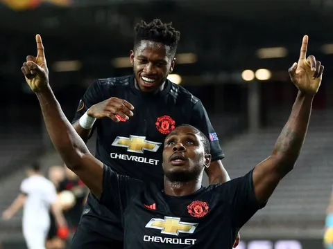 CĐV Man Utd: "Xuất chúng; Cậu ấy đang dạy cho Pereira và Lingard cách chuyền bóng"