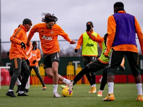 M.U tập cực sung, Cavani phô diễn kỹ năng giữa một rừng cầu thủ