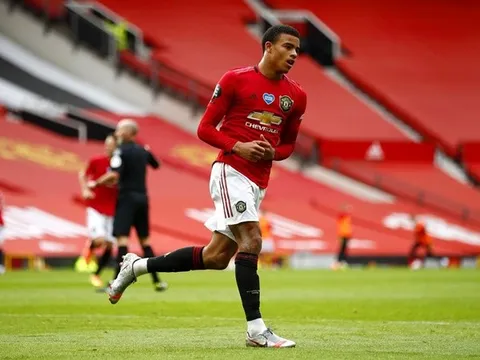 Liên tục được so sánh với Persie, 'ngọc quý' Man Utd đáp lời gay gắt