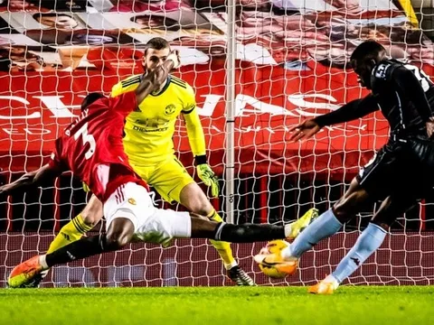 'Hút chết' trước Villa, dàn sao Man Utd vỡ òa vây kín 'người hùng'