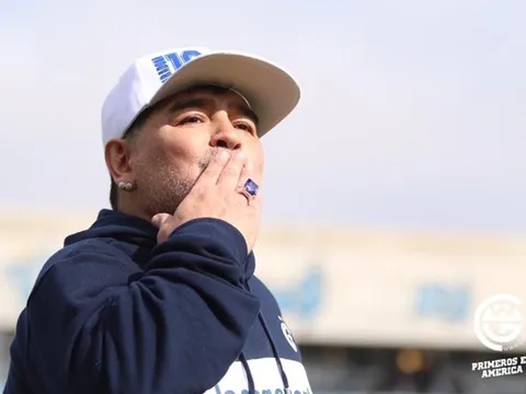 Maradona tái xuất băng ghế chỉ đạo cực chất, hàng vạn fan điên đảo