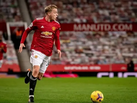 Mark Hughes: "Cầu thủ Man Utd chưa tin tưởng Van de Beek"