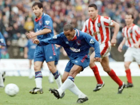 Nhìn lại trận đấu năm 1994, khi Chelsea lần đầu đánh bại Sheffield ở Premier League