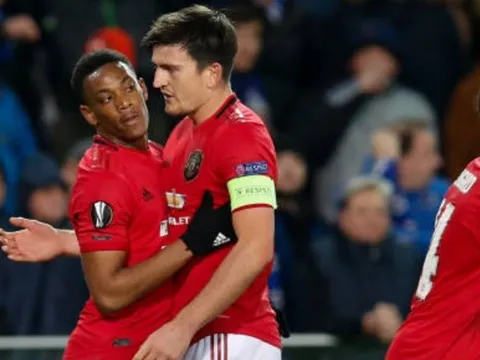 CHOÁNG! Vừa thấy đồng đội lộn xộn, Martial lập tức ngừng ăn mừng, dằn mặt cực gắt