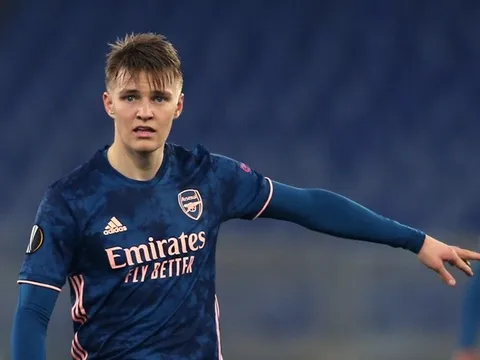 Lạc lõng ở Arsenal, Odegaard cần làm 1 chuyện cho Saka và Aubameyang