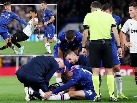 SỐC! Cựu sao Arsenal vào bóng ghê rợn, Mason Mount suýt gãy chân