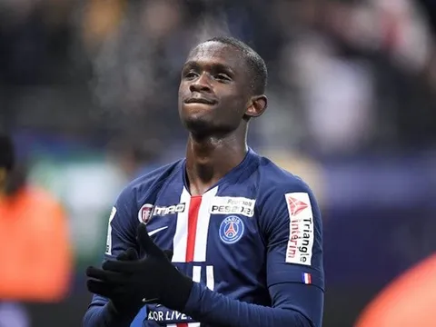 Mất "ngọc quý" 18 tuổi vào tay Bayern, NHM PSG phẫn nộ: "Cậu ta nghĩ cái quái gì thế?"