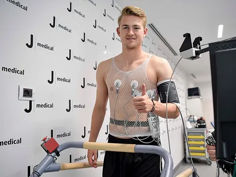 Matthijs de Ligt 'đốn tim' fan nữ khi kiểm tra y tế tại Juventus