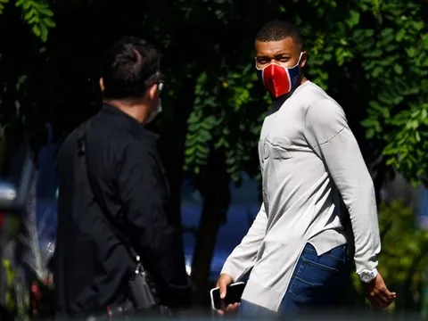 Mbappe chứng tỏ độ sang chảnh khi đeo đồng hồ “quý tộc” đến sân tập